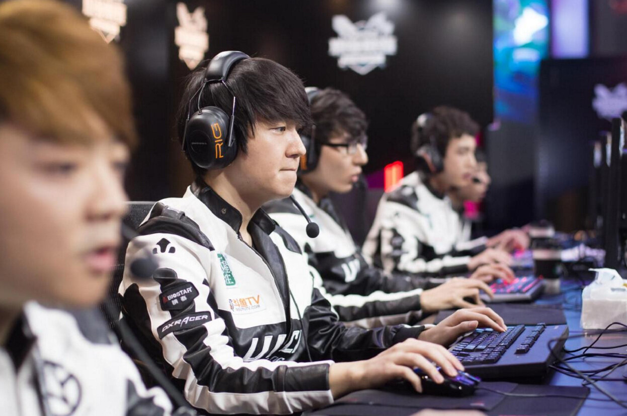 包含里昂队在比赛中奋力冲刺，一鼓作气取得胜利的词条