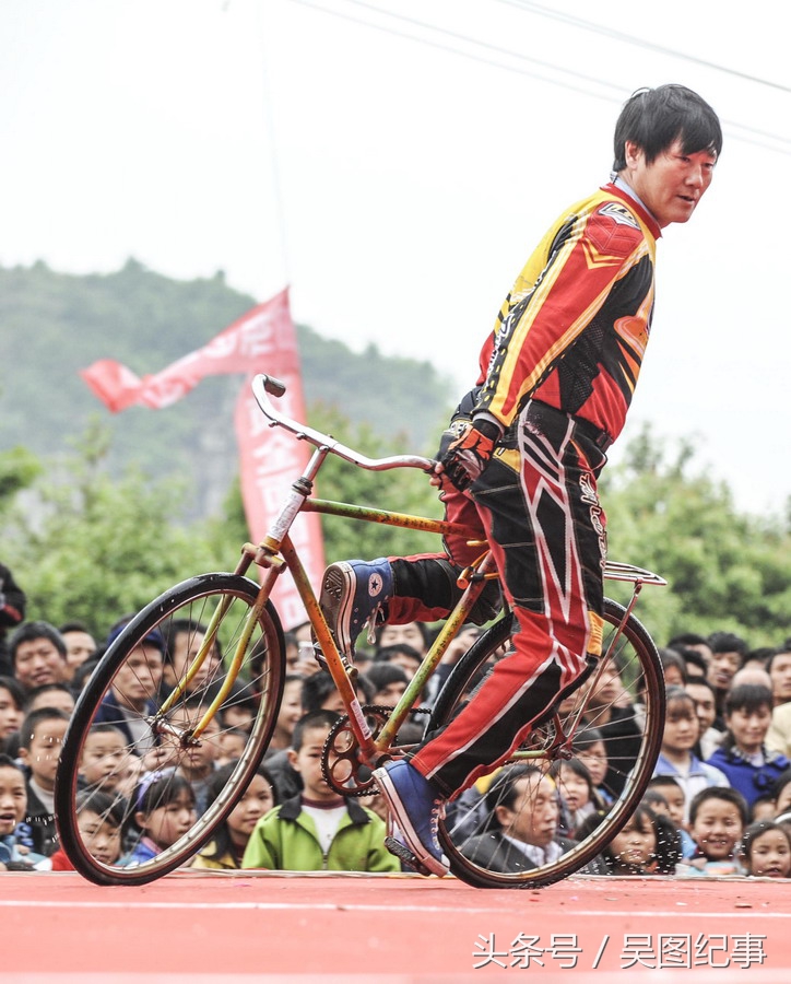 完美踢球技巧，引发全场尖叫声