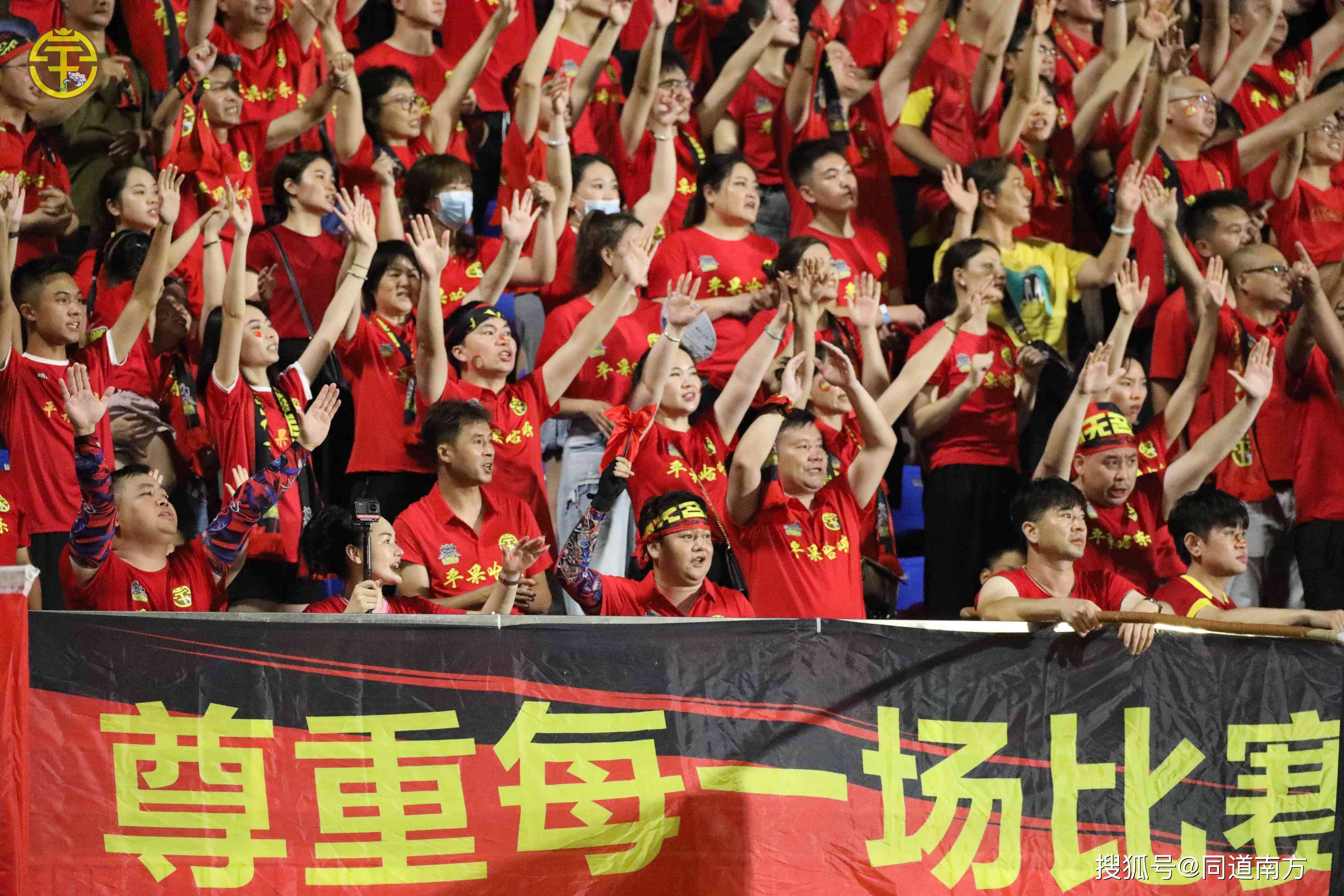 精彩比赛现场，球迷热情加油助威