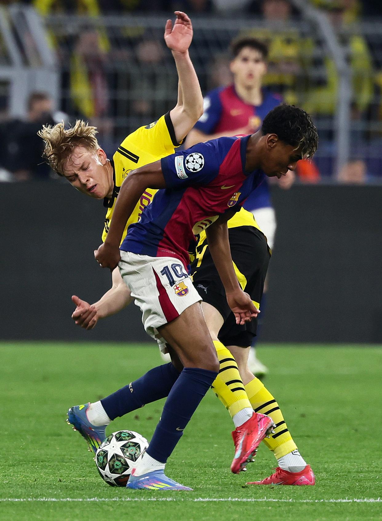 关于争议判罚影响巴塞罗那，遗憾退出欧冠联赛的信息