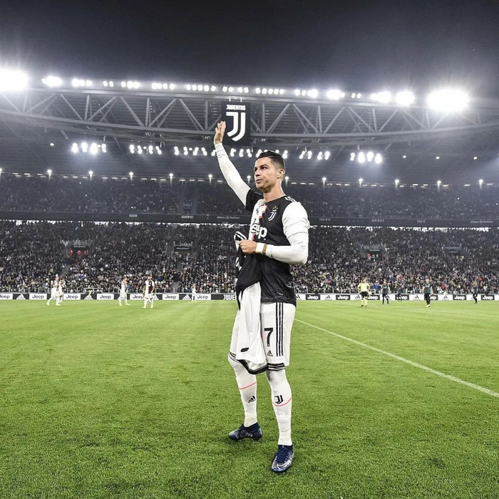 C罗宣布加盟意甲豪门尤文图斯，球迷疯狂欢呼！