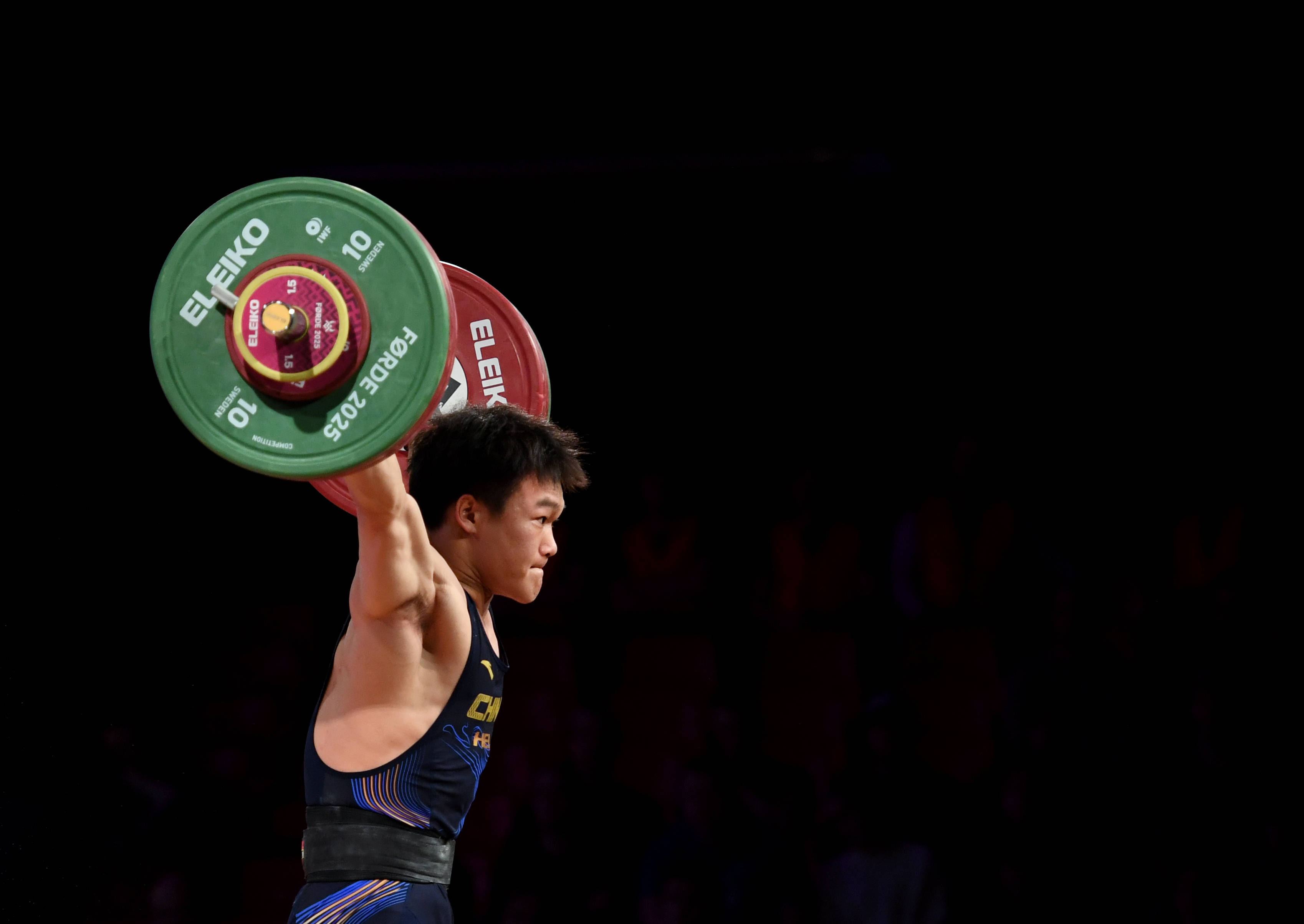 俄罗斯选手在举重比赛中勇夺冠军