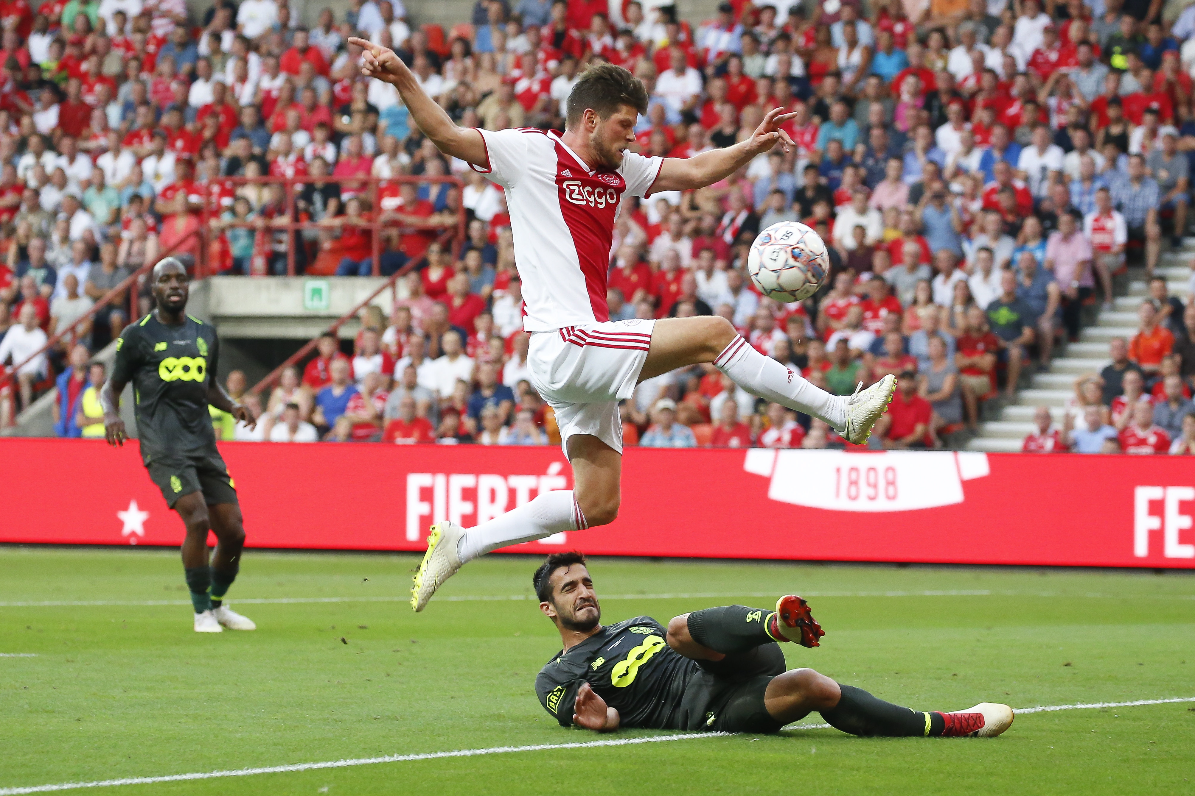 aoa体育视频-阿贾克斯主场大胜，轻松击败