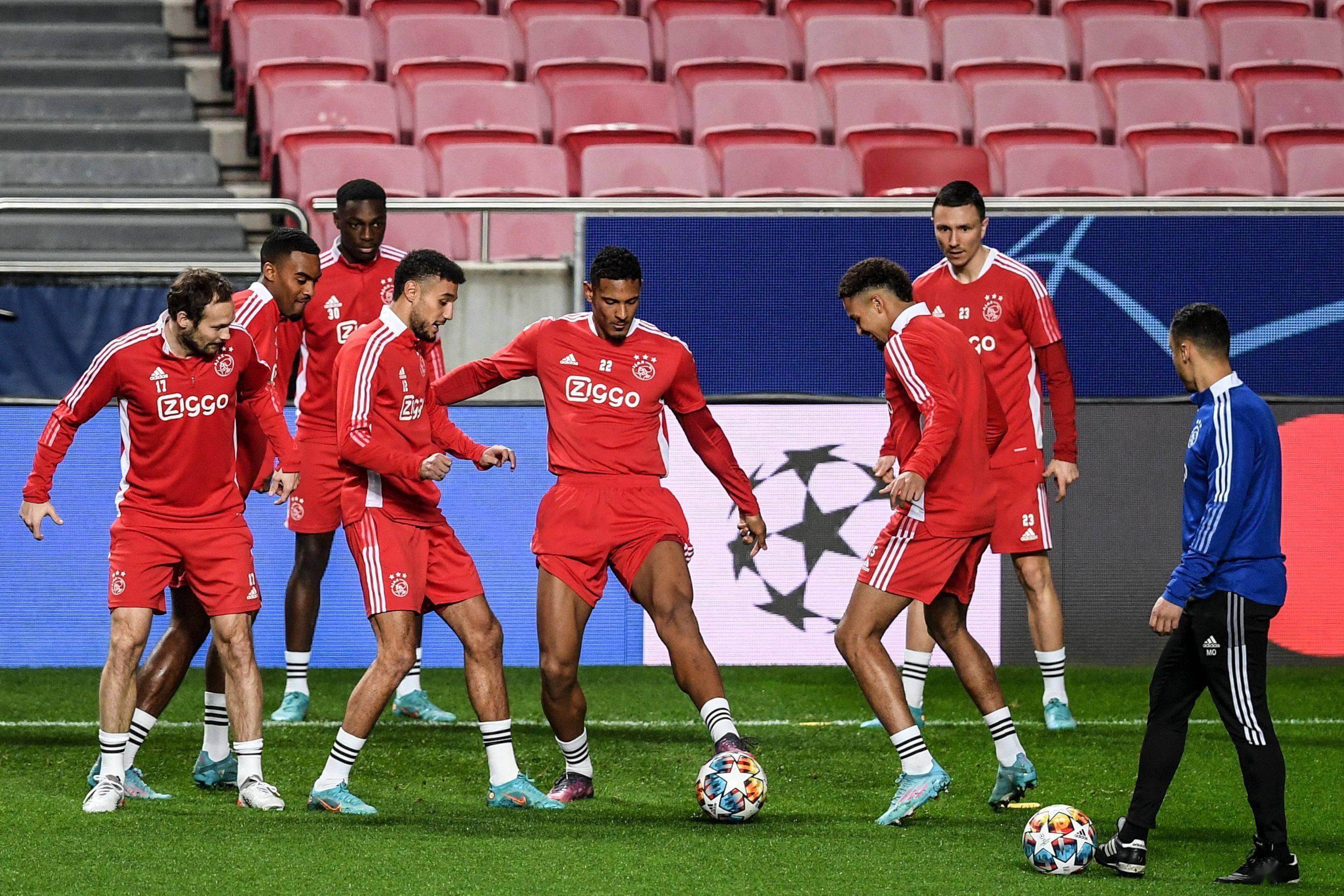 阿贾克斯主场大胜，轻松击败