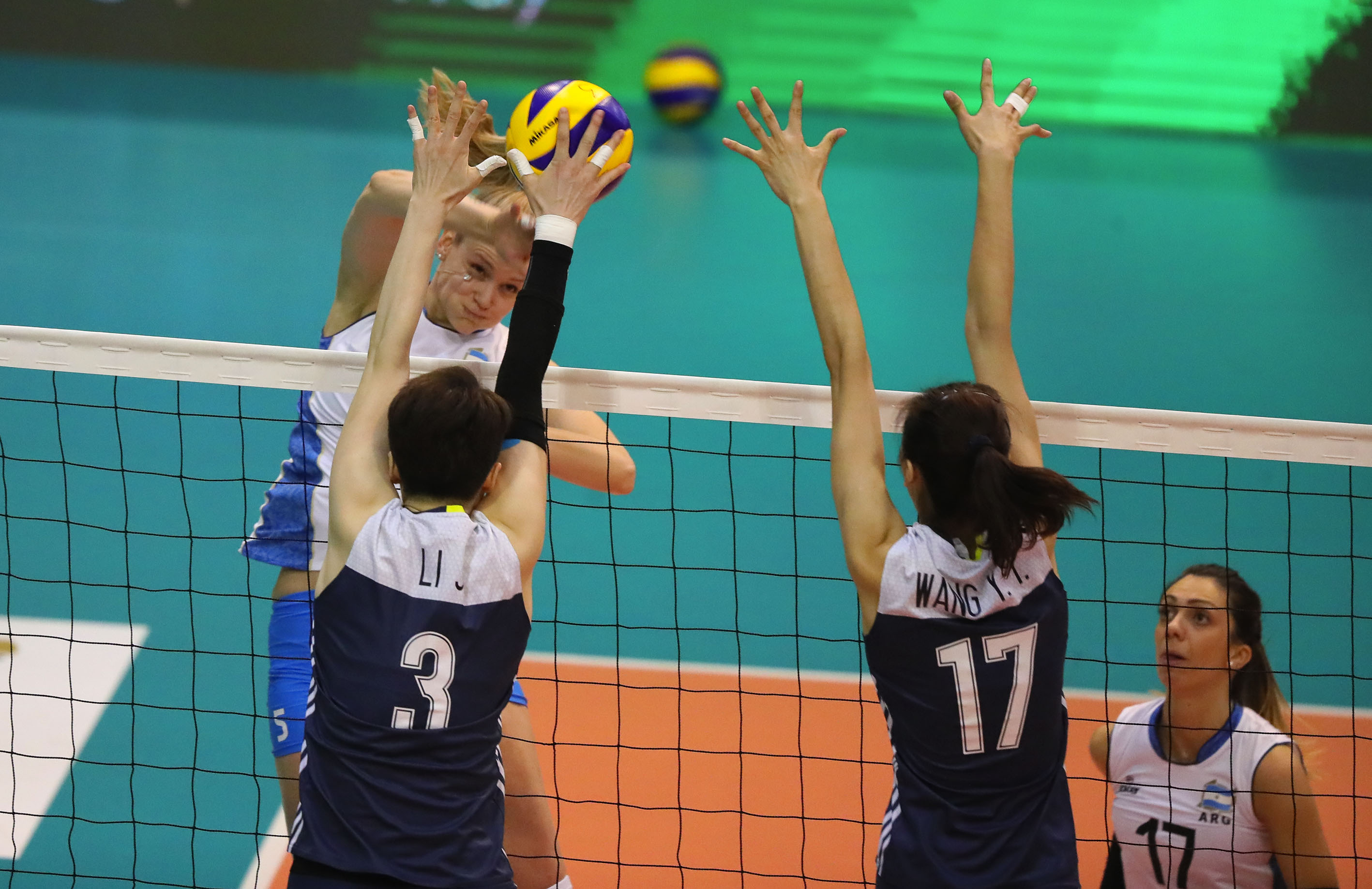 aoa体育教练-瑞士艰难晋级欧锦赛，波兰与卡特维兹同步成功