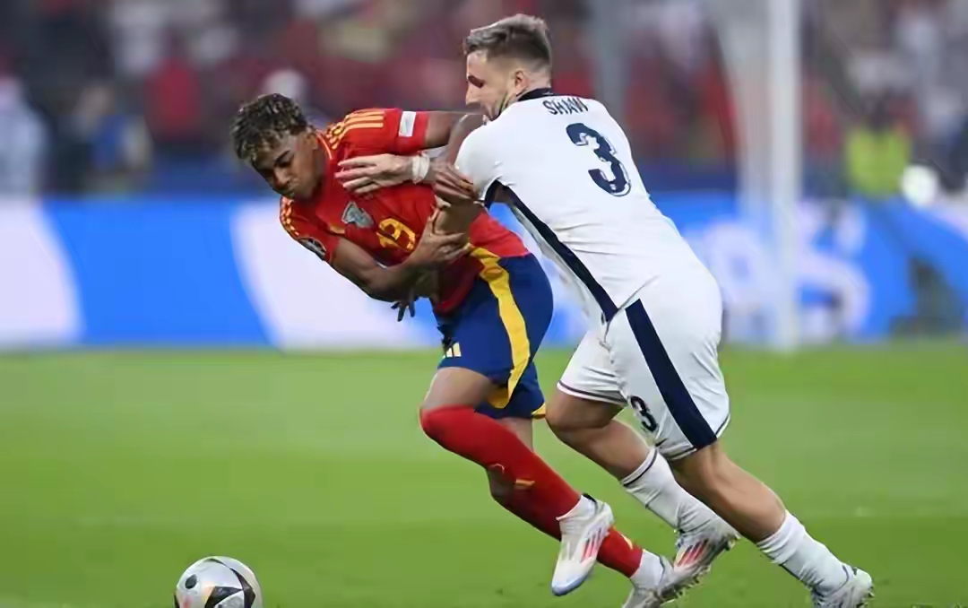 足球赛场上球员之间的激烈对抗令人惊叹