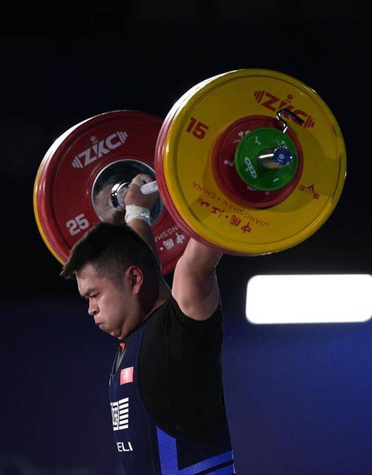 俄罗斯选手在举重比赛中获得金牌